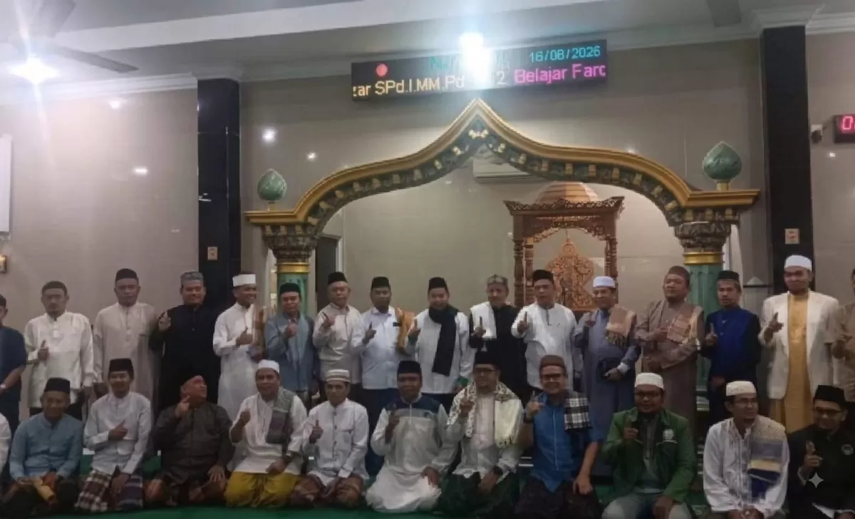 Foto bersama Kepala KUA, hingga tenaga pendidik madrasah diperkenalkan langsung kepada warga  (Foto Kemenag Batam )