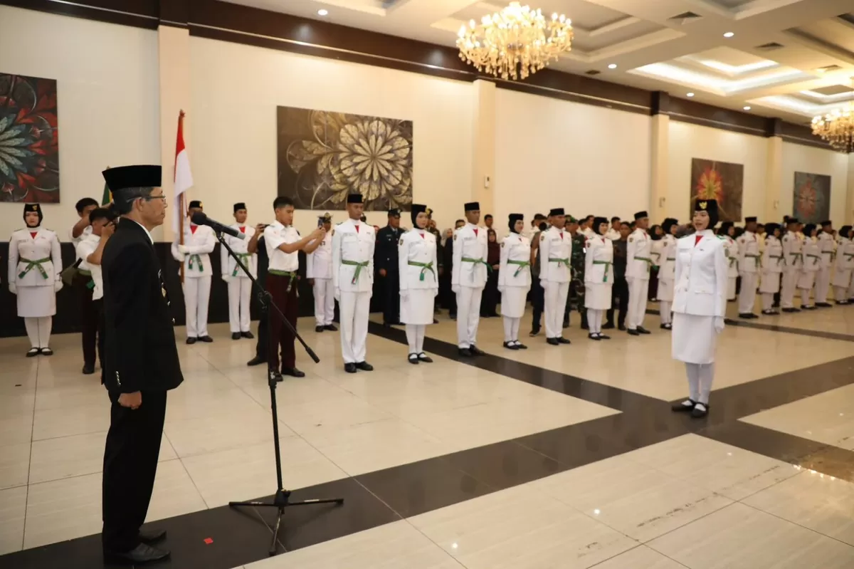 Wali Kota Batam, Amsakar Achmad, resmi mengukuhkan 50 anggota Pasukan Pengibar Bendera Pusaka (Paskibraka) Kota Batam (Muhammad Kamil )