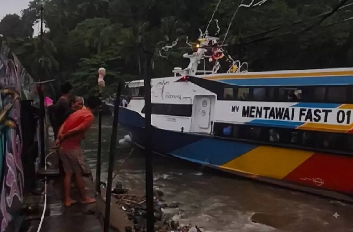 Kapal Mentawai Fast 01 yang membawa ratusan penumpang berjuang keras menjaga keseimbangan agar bisa berlabuh dengan selamat. (Foto Ist)