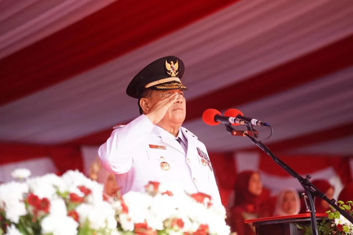Plt Gubernur Riau, SF Hariyanto, memimpin upacara bendera memperingati Hari Ulang Tahun (HUT) ke-81. (Humas MC Riau)