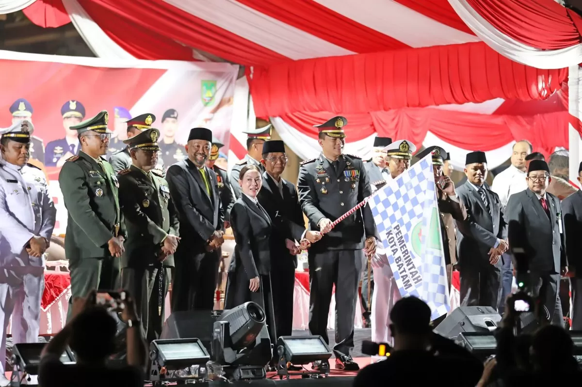 Upacara Taptu dan Pawai Obor dalam rangka memperingati Hari Ulang Tahun (HUT) ke-81 Republik Indonesia di Dataran Engku Hamidah, Batam Centre. (Muhammad Kamil )