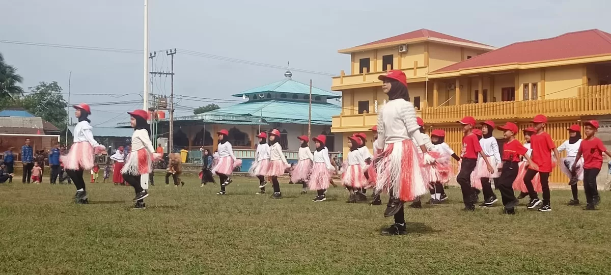 Penampilan seni tari putar putri tingkat  SD se -Kecamatan Jemaja (Ropi Kahardi)