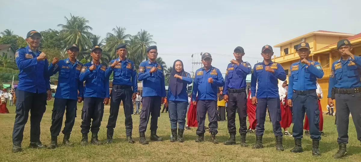 Dengan seragam kebanggaan lengkap dan sikap sempurna, barisan Damkar Jemaja menjadi salah satu peserta yang paling disorot.  (Ropi Kahardi )