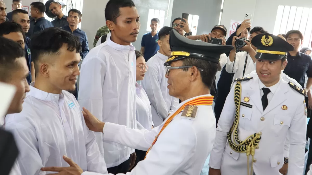 Wali Kota Batam, H. Amsakar Achmad, saat bersama Warga Binaan usai pemberian remisi HUT Kemerdekaan RI Ke 81 di Lapas Barelang. (Muhammad Kamil )