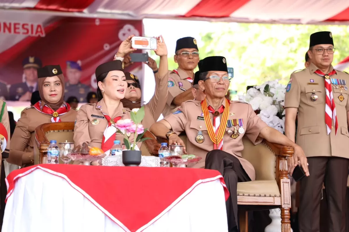 Wali Kota Batam, Amsakar Achmad, bersama Wakil Wali Kota Batam, Li Claudia Chandra, menghadiri Upacara Peringatan Hari Pramuka ke-65 Tingkat Kota Batam di Dataran Engku Putri, Batam Center, Selasa 18 Agustus 2026. (Humas Diskominfo Batam )