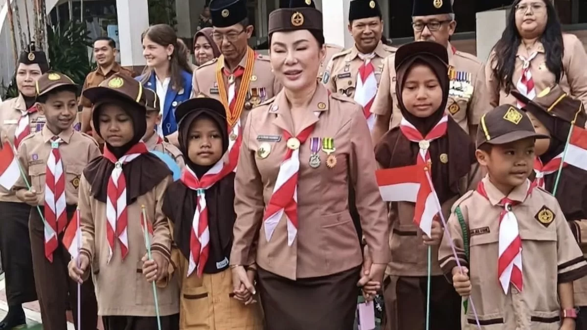 Siswa-siswi Siaga SDN 011 saat mendampingi Wali Kota Batam Amsakar Achmad, Wakil Wali Kota Li Claudia Chandra, Ketua TP PKK Kota Batam Erlita Amsakar, serta jajaran pejabat Forkopimda. (Muhammad Kamil )