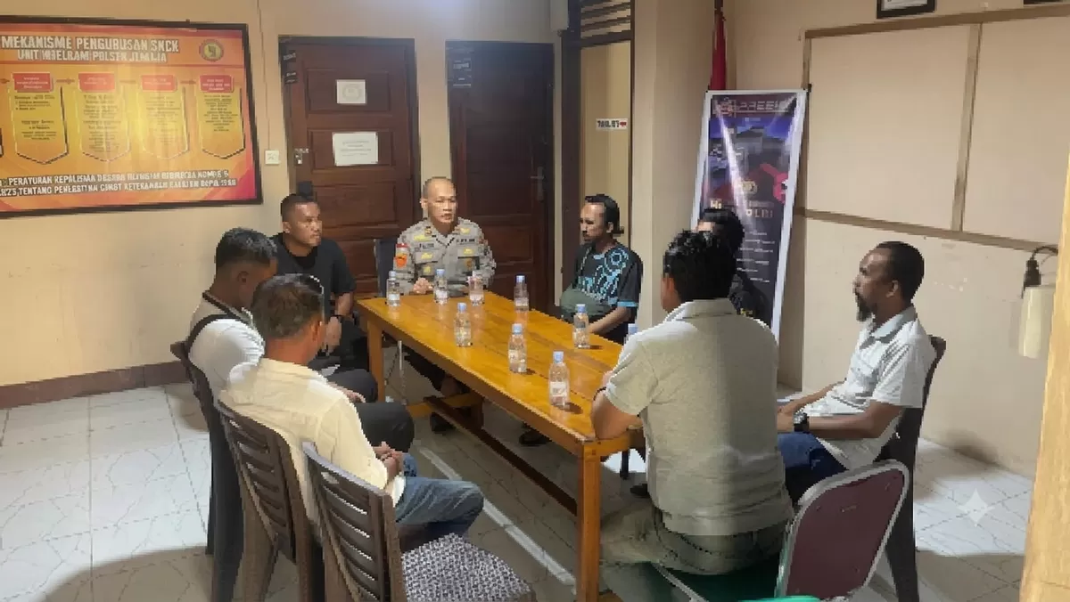Proses mediasi dugaan penganiayaan ringan di Mapolsek Jemaja, Selasa, 18 Agustus 2026. (Ropi Kahardi )