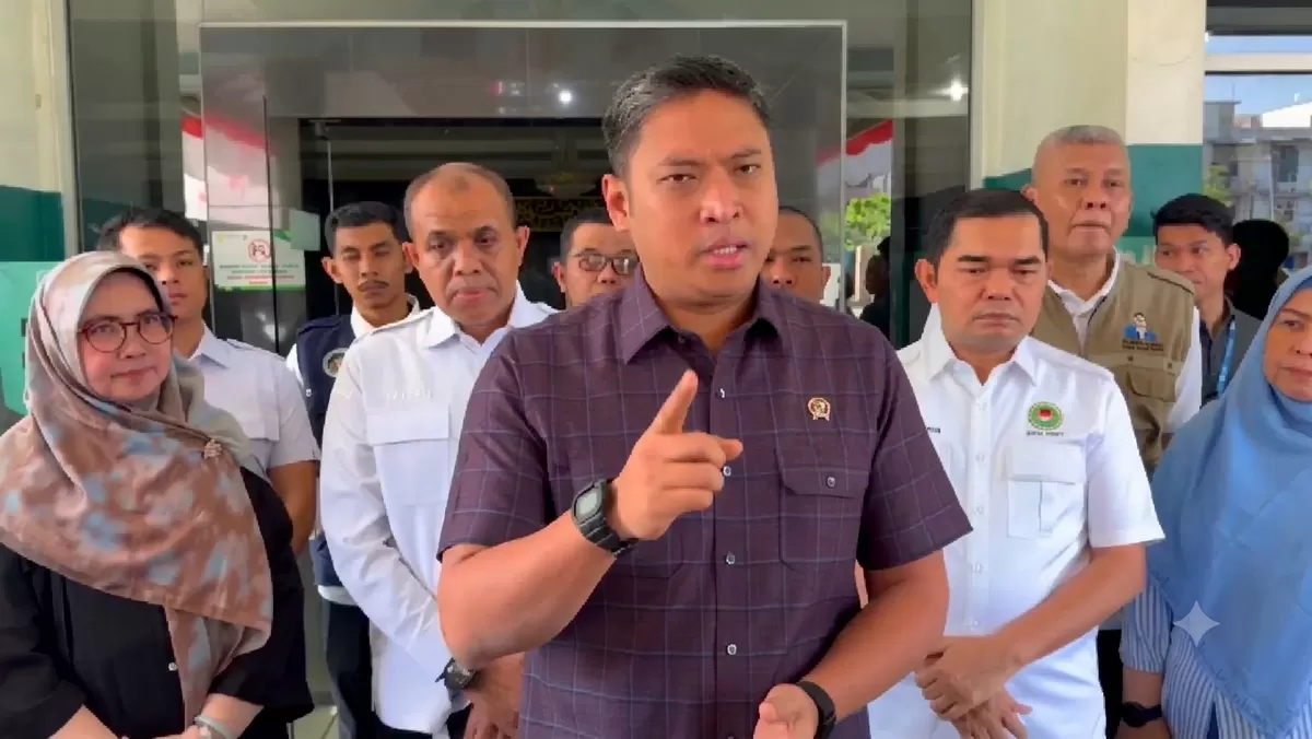 Kepala Badan Gizi Nasional (BGN), Sudaryono, saat menjenguk salah satu siswa korban keracunan yang dirujuk ke Rumah Sakit Haji Medan. (Humas BGN pusat )