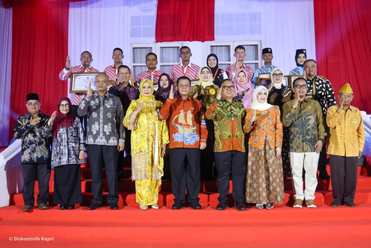 ​Momen haru sekaligus membanggakan terasa saat Pemerintah Provinsi Kepri menyerahkan penghargaan kepada Legiun Veteran Republik Indonesia (LVRI). (Humas Diskominfo Kepri )