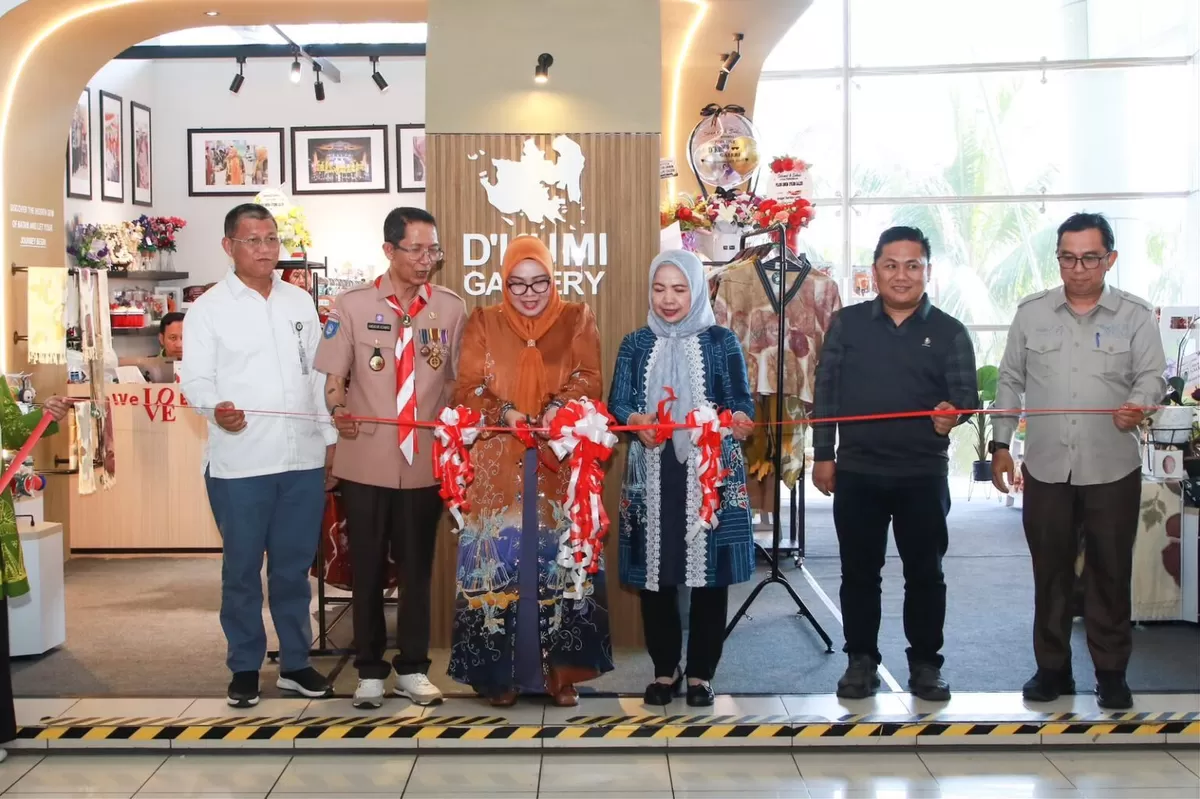 Wali Kota Batam, Amsakar Achmad, bersama Ketua Dekranasda Kota Batam, Erlita Amsakar, dan sejumlah pejabat meresmikan Pojok UMKM D&rsquo;KUMI Galeri di Terminal Feri Internasional Sekupang, Batam. (Humas Diskominfo Batam )