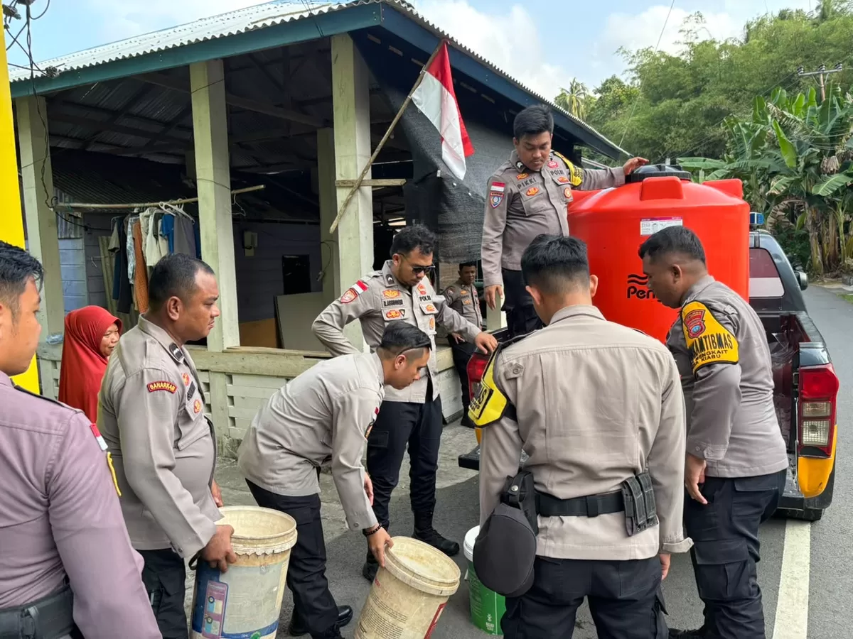 Melalui Patroli Kamtibmas Napoleon Presisi, personel Polsek Siantan menyalurkan air bersih kepada masyarakat di Tanjung Momong dan Desa Antang, Kecamatan Siantan, Rabu, 19 Agustus 2026. (Ropi Kahardi )