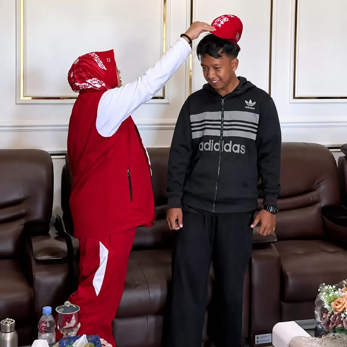 Bupati Siak, Dr. Afni Zulkifli. Saat bertemu Rahmat memberikan apresiasi serta saling membagikan pengalaman. (Humas MC Riau)