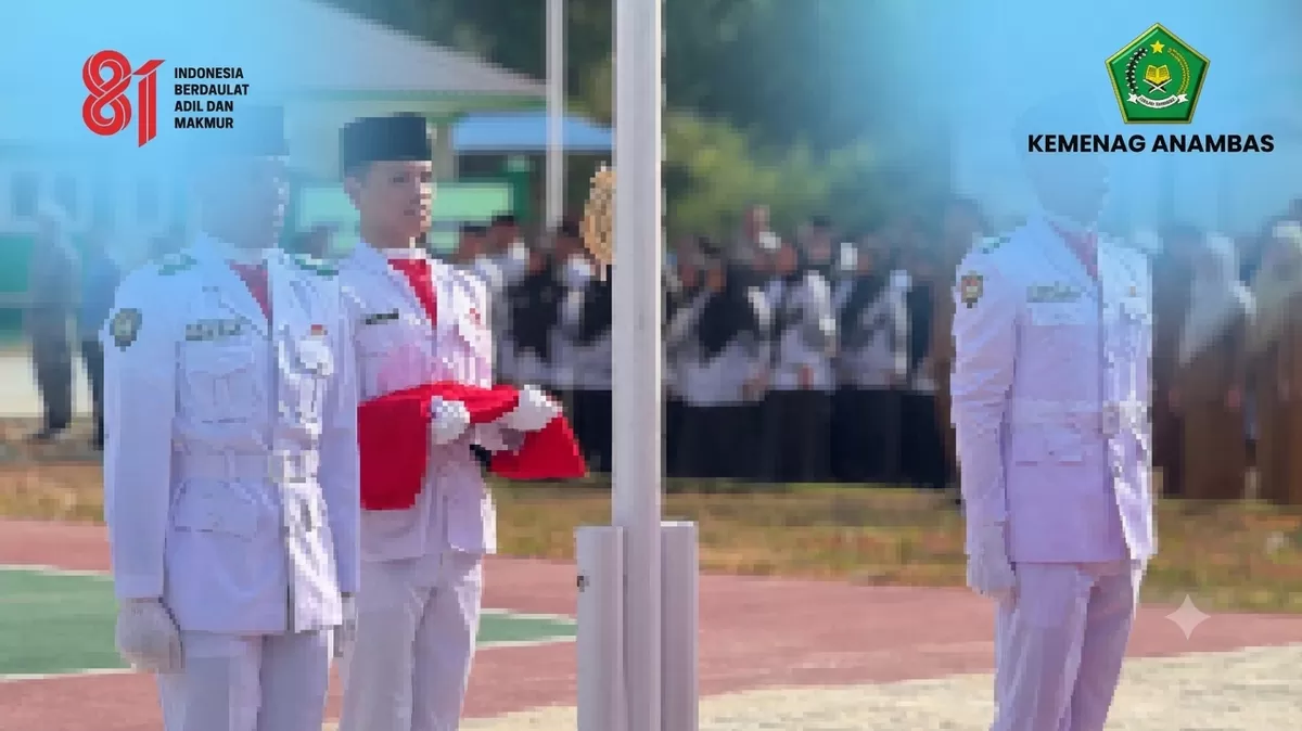 Langkah tegap pasukan pengibar Sang Merah Putih dan kibaran bendera yang sempurna di angkasa Anambas berhasil memukau seluruh peserta upacara. (Humas Kemenag Anambas)