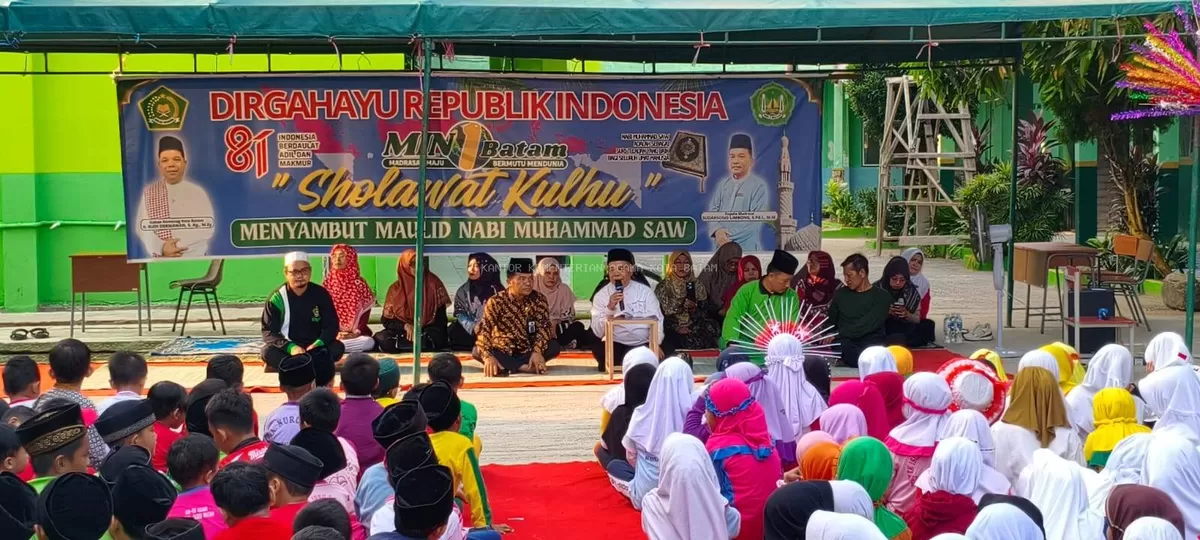 HUT Kemerdekaan Republik Indonesia ke-81 dan menyambut peringatan Maulid Nabi Muhammad SAW 1448 Hijriah. (Humas Kemenag Batam )