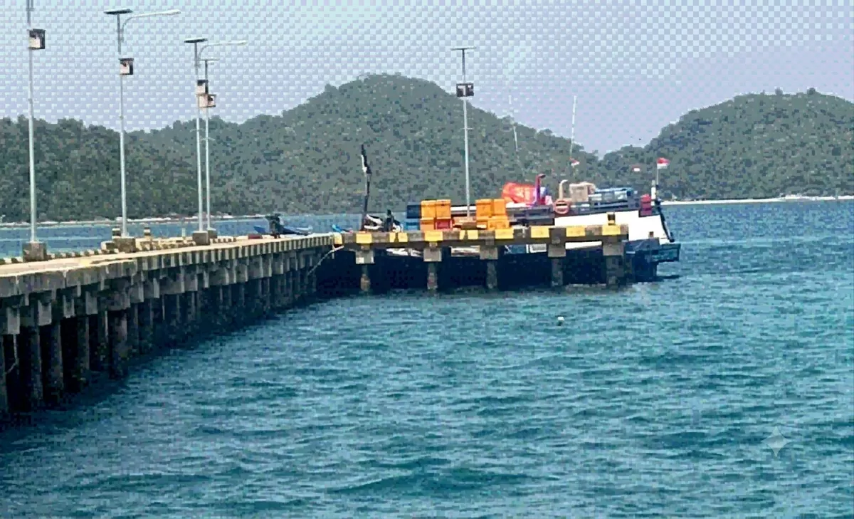 Situasi Pelabuhan Pemda di Kecamatan Jemaja, tak nampak petugas jaga saat Kapal Kargo bongkar muat barang di Pelabuhan Pemda, Kamis, 20 Agustus 2026.  (Ropi Kahardi )