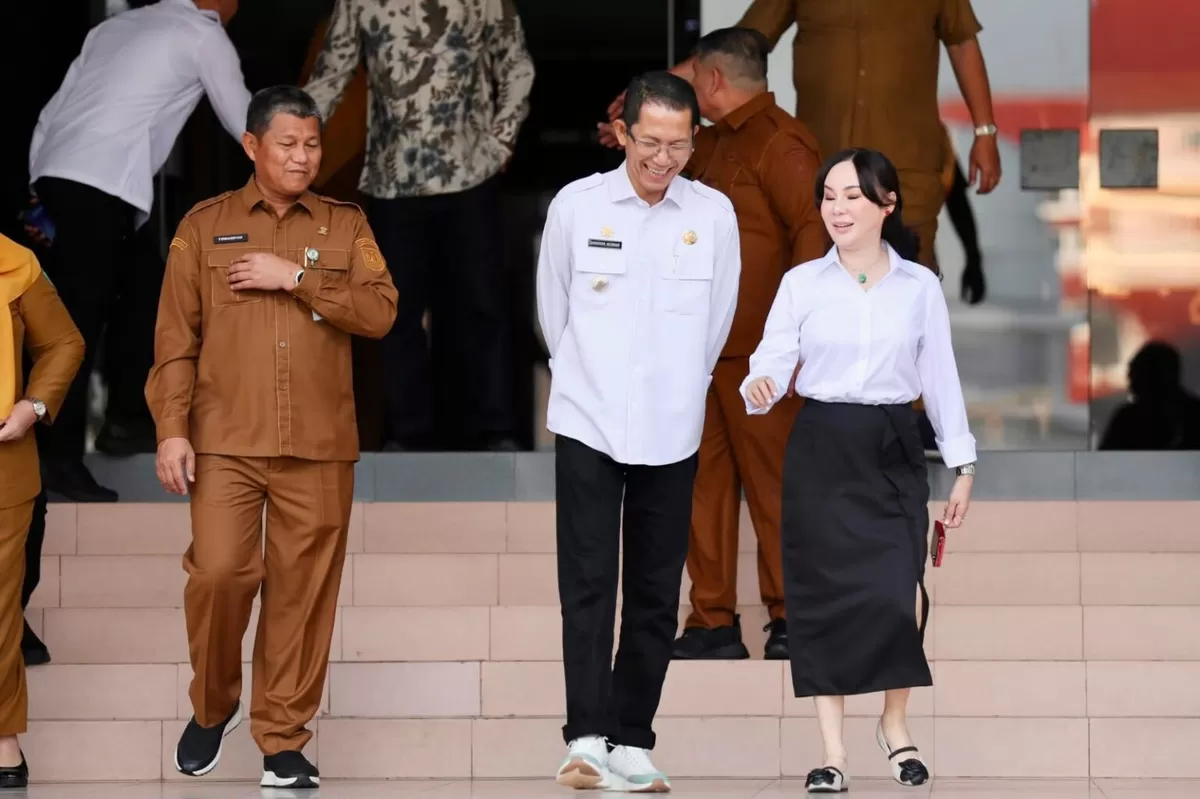 Wali Kota Batam, Amsakar Achmad, dan Wakil Wali Kota Batam, Li Claudia Chandra, didampingi Sekda Batam, Firmansyah sembari berbincang. (Humas Diskominfo Batam )
