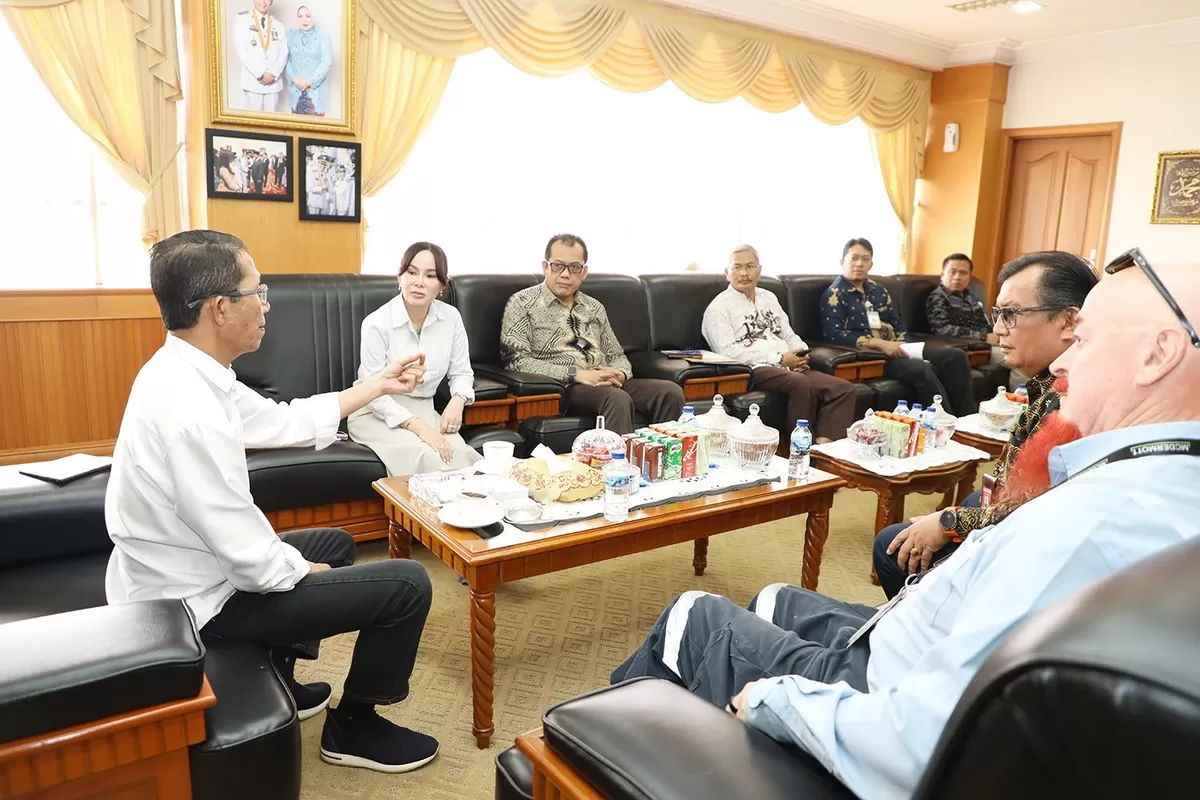 Wali Kota Batam, Amsakar Achmad, bersama Wakil Wali Kota Batam, Li Claudia Chandra, menerima audiensi jajaran PT McDermott di Ruang Kerja Wali Kota Batam, Kamis 20/8/2026.  (MEDIAKEPRI.CO.ID/HUMAS DISKOMINFO BATAM )