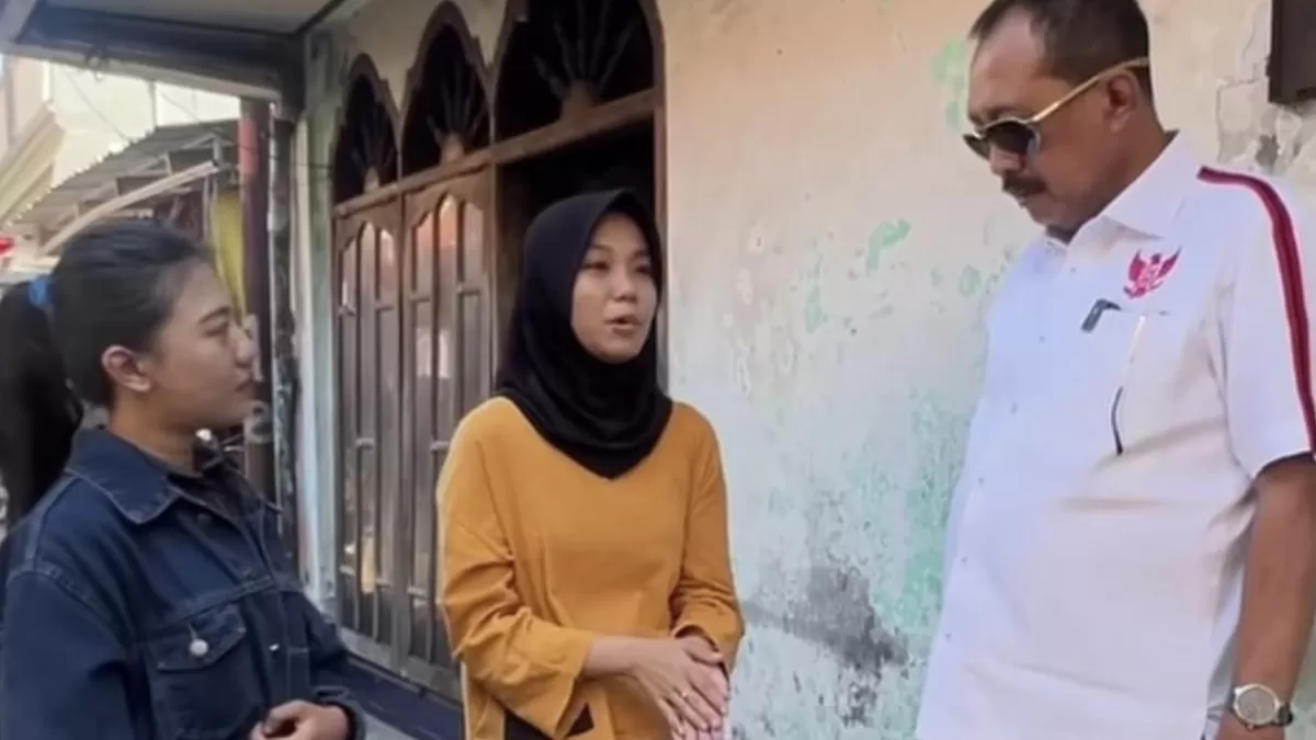 Mahasiswi berprestasi Unesa mengeluhkan perbedaan desil yang sempat jadi kendala mengajukan beasiswa pada Wakil Wali Kota Surabaya Armuji.  (Instagram/cakj1)