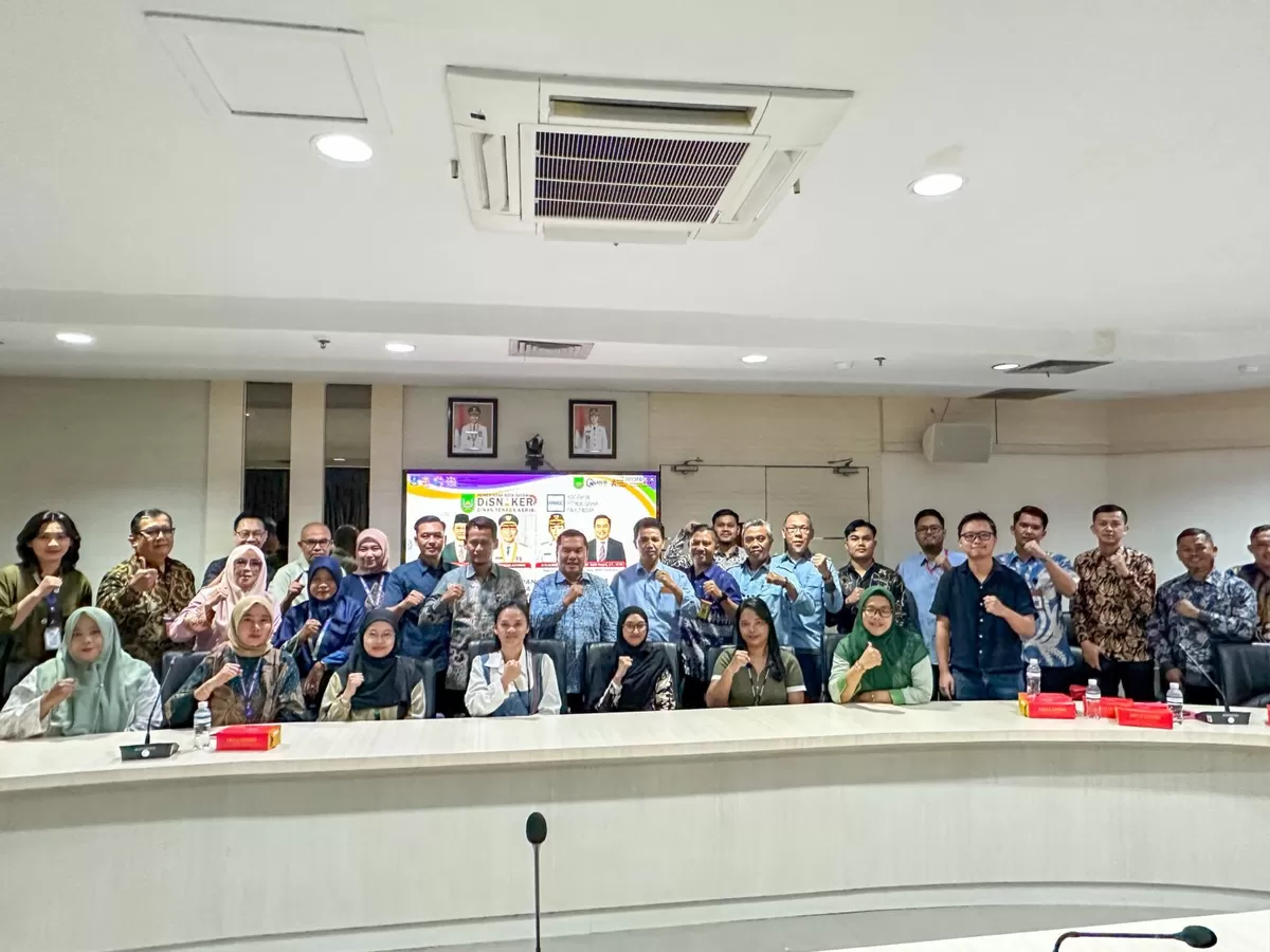 Kepala Disnaker Batam, Yudi Suprapto, memimpin pertemuan bersama APINDO dan perwakilan 15 perusahaan besar di Kota Batam. (Humas Diskominfo Batam )