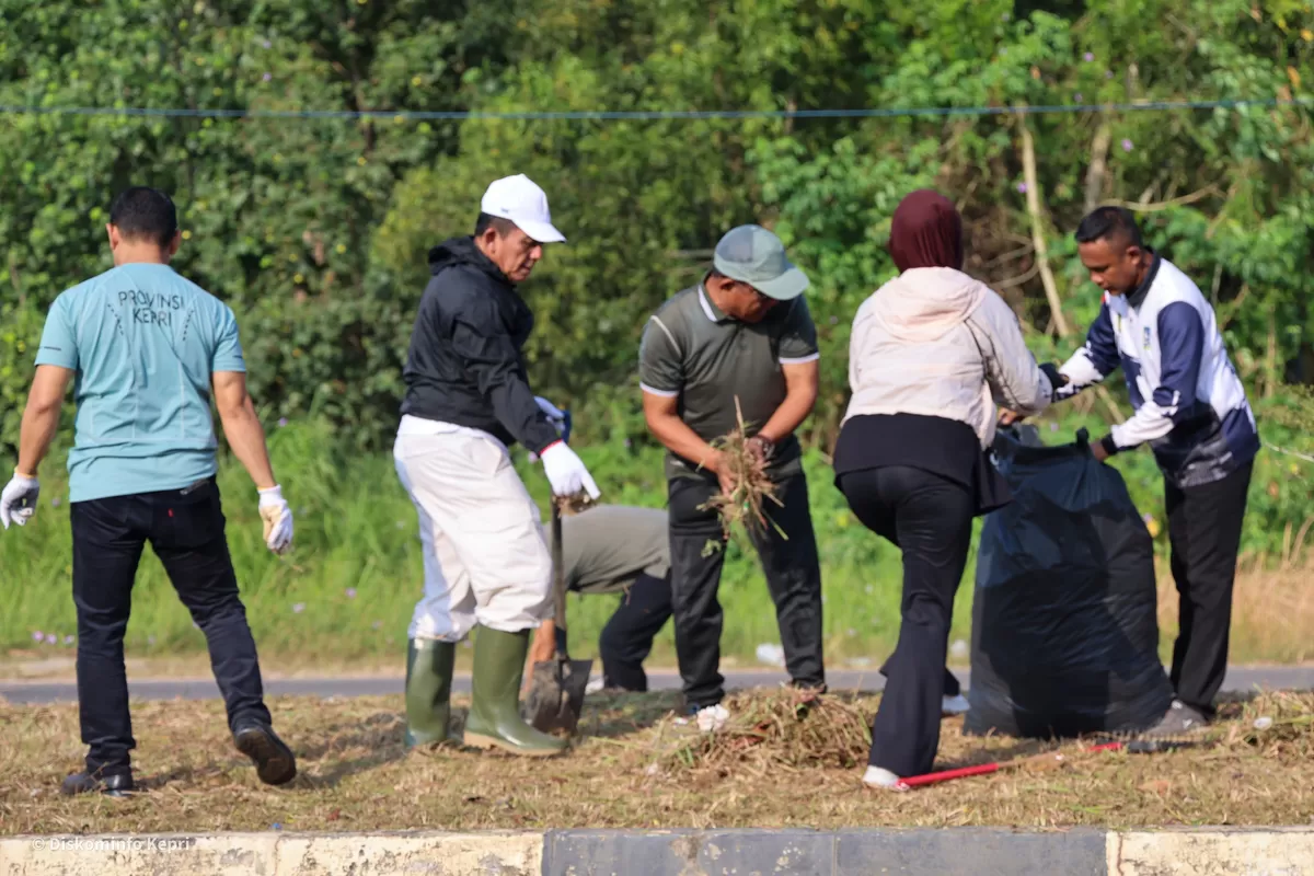 Aksi bersih-bersih dipusatkan di sepanjang Jalan Aisyah Sulaiman, mulai dari kawasan Bundaran Tanjungpinang City Center menuju Kantor Camat Bukit Bestari. (Humas Diskominfo Kepri )
