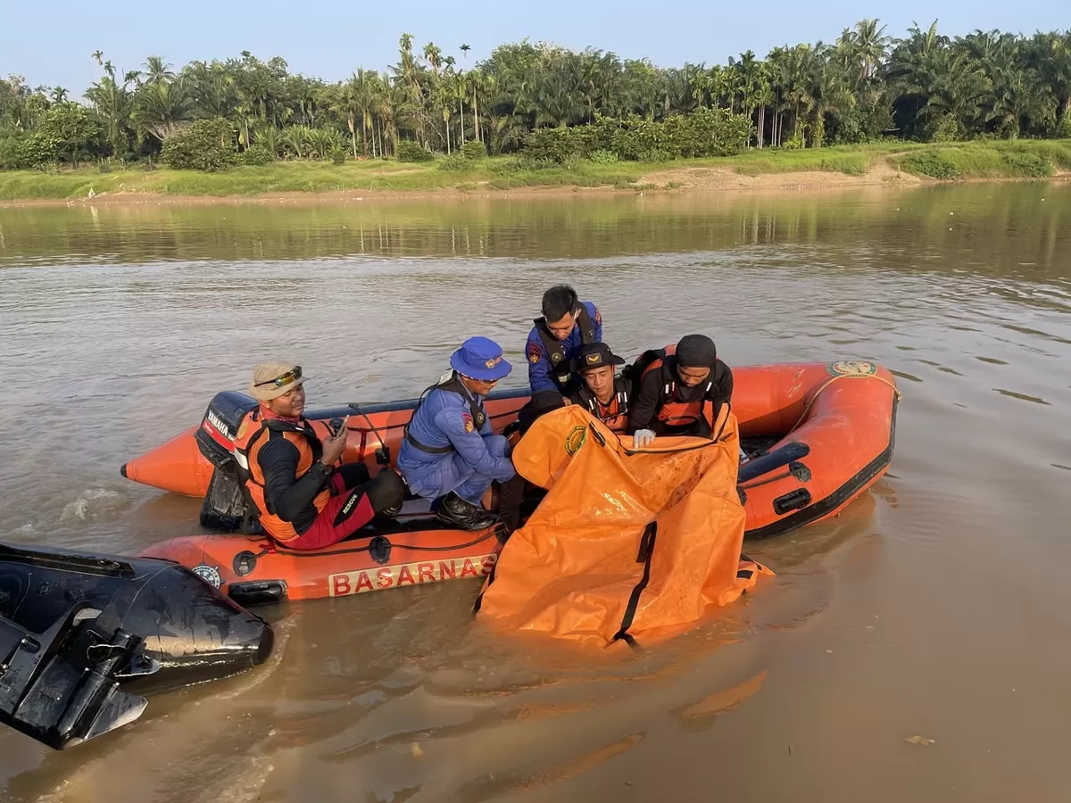 Korban tenggelam  ditemukan tim SAR dalam kondisi meninggal dunia pada Jumat 21 Agustus 2026 sore. (Humas MC Riau )