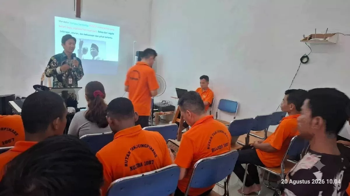 David Ferynando Syahputra menyampaikan khotbah dihadapan warga binaan Rutan Kelas I Tanjungpinang. (Humas Kemenag Kepri )