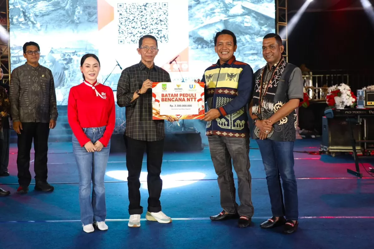 Wali Kota Batam, Amsakar Achmad, bersama Wakil Wali Kota Batam, Li Claudia Chandra, menyerahkan secara simbolis bantuan Batam Peduli Bencana NTT saat Semarak Kemerdekaan dalam rangka HUT ke-81 RI di Dataran Engku Putri, Batam centre, Jumat 21 Agustus 2026. (Humas Diskominfo Batam )