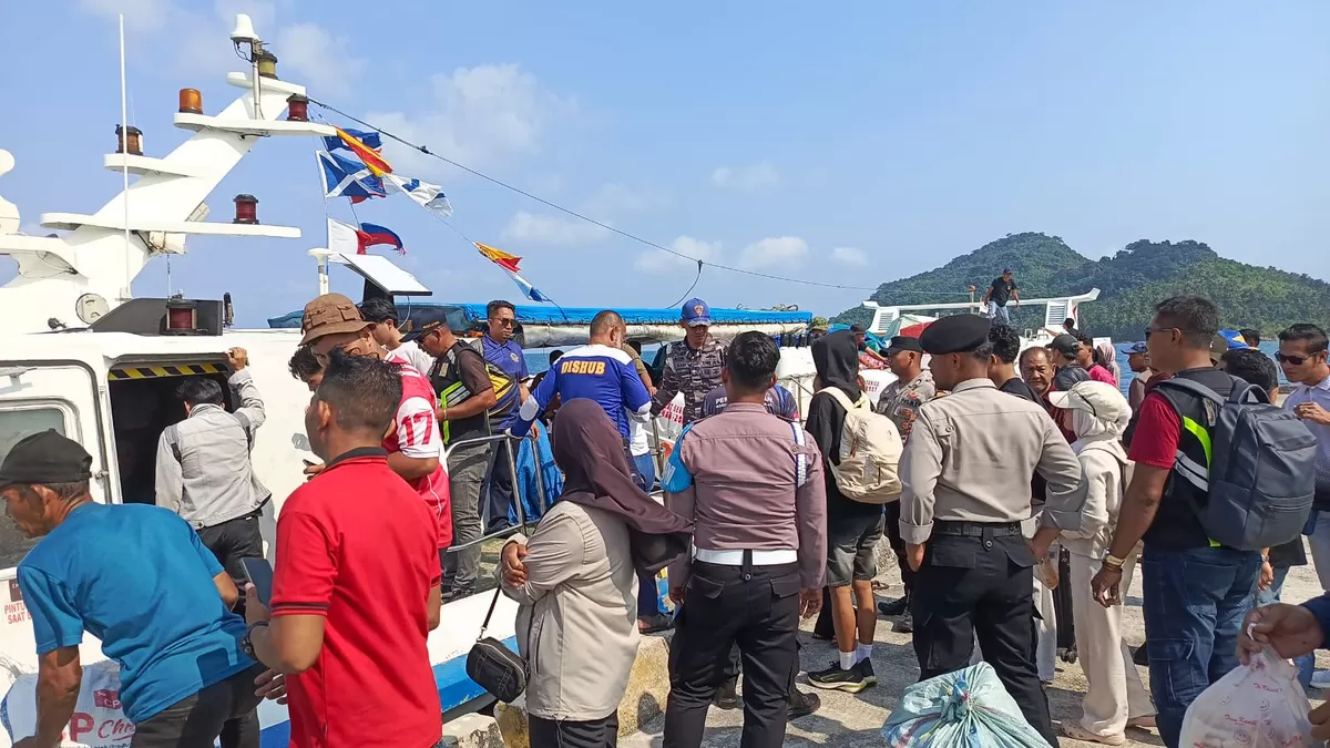Aktivitas pelabuhan kecamatan Jemaja tampak ramai pendatang menggunakan Kapal cepat, pada Sabtu 22 Agustus 2026. (Ropi Kahardi )