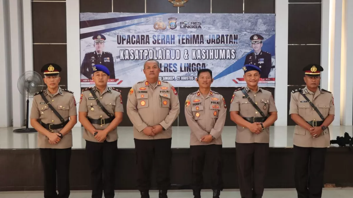 Sertijab Kepala Satuan Polisi Perairan dan Udara (Kasatpolairud) serta Kepala Seksi Hubungan Masyarakat (Kasihumas) di Gedung Endra Dharmalaksana Polres Lingga, Jumat 21 Agustus 2026. (Humas Polres Lingga )