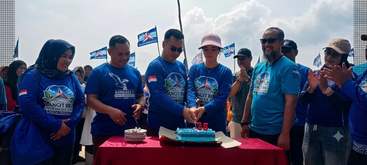 Pemotongan kue Hari Ulang Tahun ke 25 Partai Demokrat oleh Ketua DPD Provinsi Kepulauan Riau ( KEPRI ), Aneng di dampingi  pengurus Kabupaten Anambas di Pantai Melang, Minggu, 23 Agustus 2026. (Ropi Kahardi )