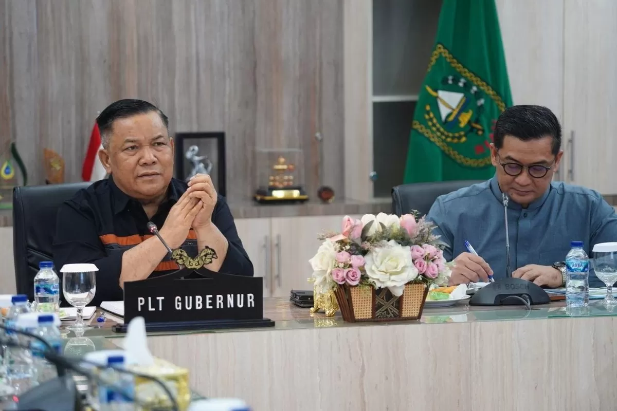Pelaksana Tugas (Plt) Gubernur Riau, SF Hariyanto, saat memimpin rapat penanganan Karhutla. (Humas MC Riau )