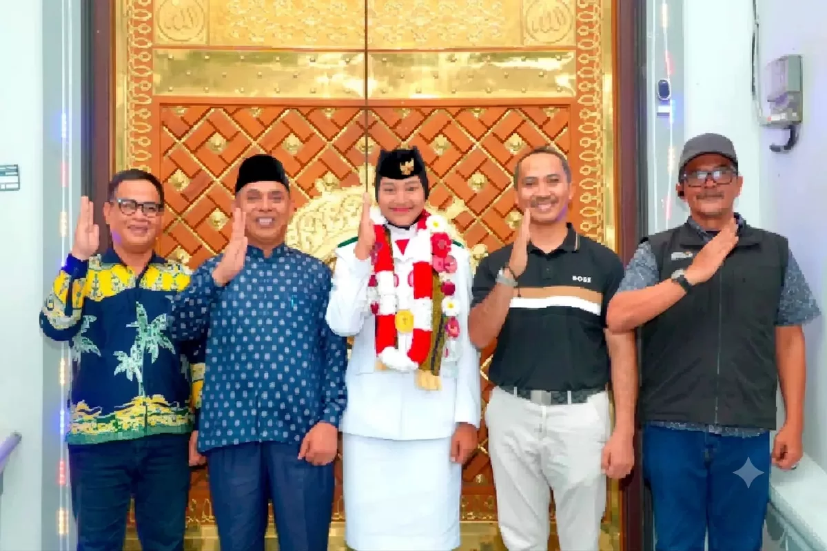 Arifa Rahma Maulydha, tengah didampingi beberapa tokoh Inhil Anggota Paskibraka Nasional 2026 (Foto Humas Pemkab Inhil)