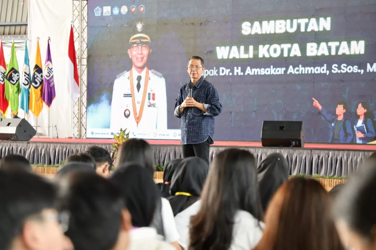 Wali Kota Batam, Amsakar Achmad saat memberikan pesan di Universitas Internasional Batam (UIB) pada Sabtu 22 Agustus 2026. (Humas Diskominfo Batam )