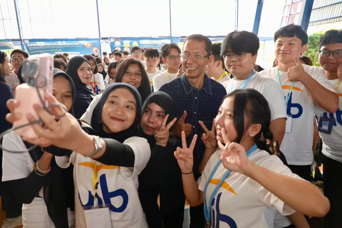 Walikota Amsakar berpose bersama Mahasiswa baru UIB di Sport Hall UIB, Sabtu 22 Agustus 2026.  (MEDIAKEPRI.CO.ID/HUMAS DISKOMINFO BATAM)