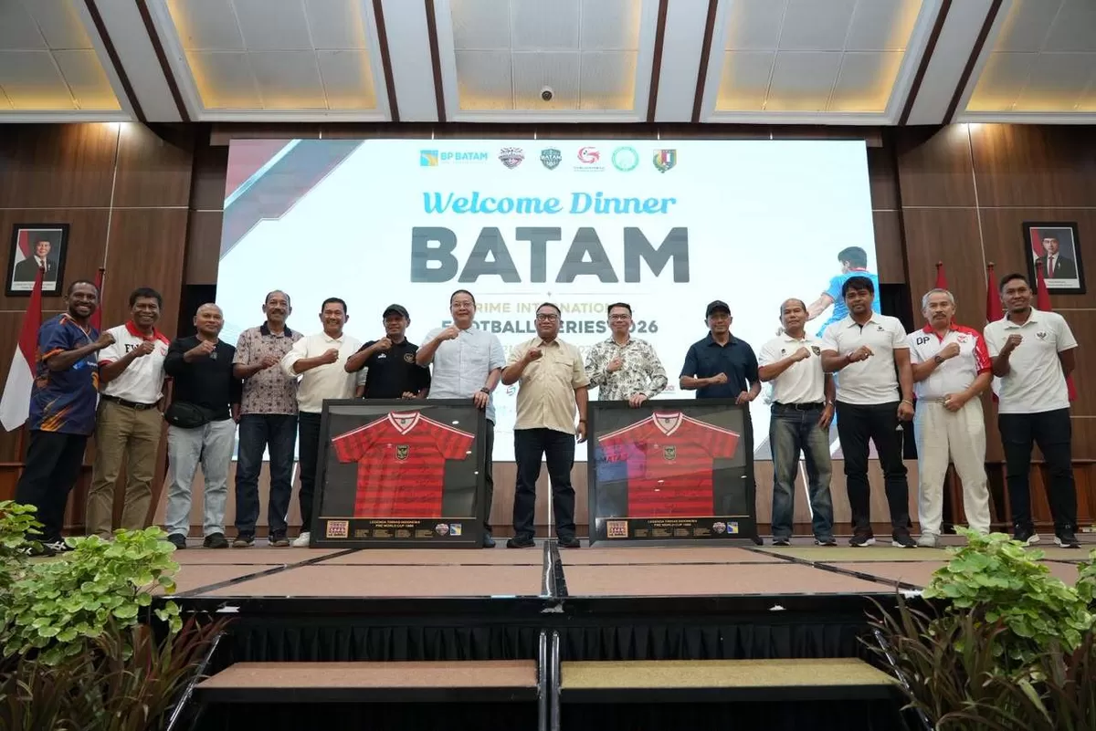 Direktur Perencanaan dan Pengembangan Investasi BP Batam Irfan Syakir Widyasa, Direktur Lalu Lintas Barang BP Batam Rully Syahrizal, para sponsor, serta jajaran manajemen dan pemain dari seluruh tim peserta. (Humas Bp Batam )