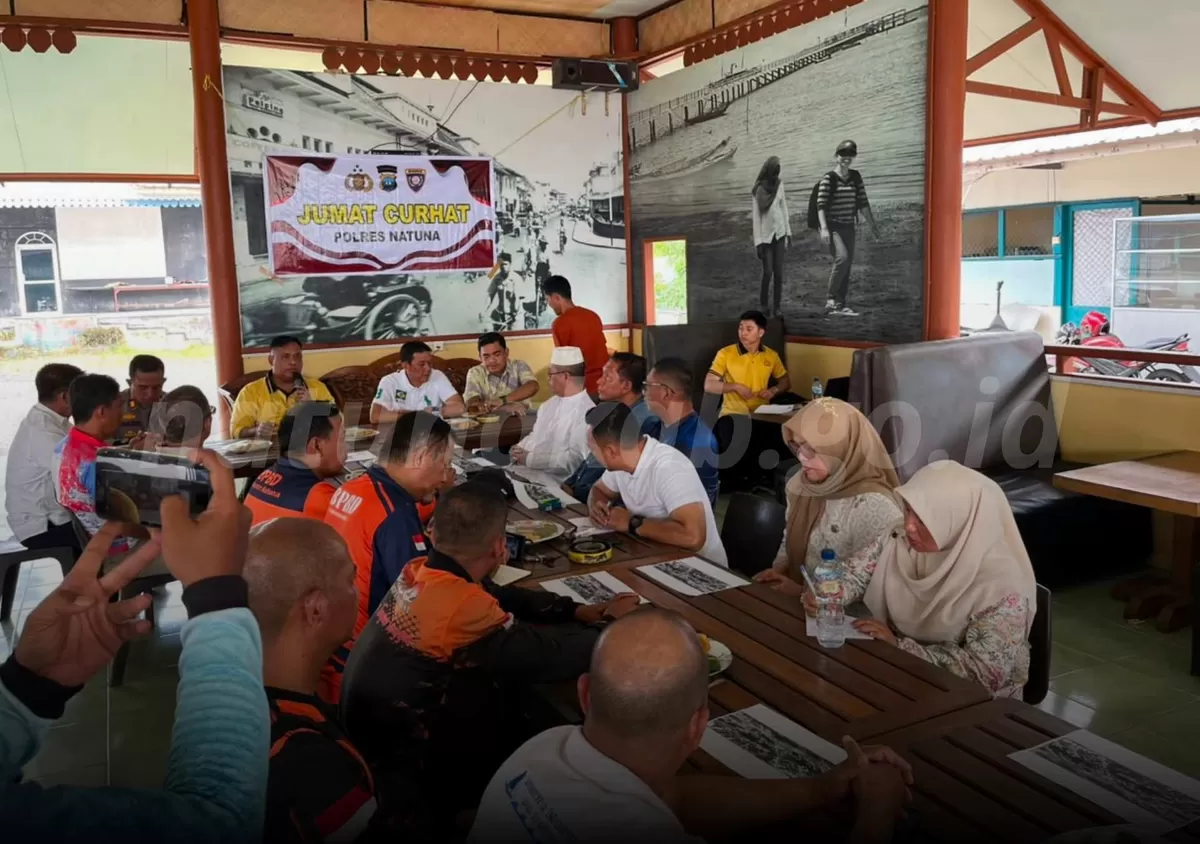 Jajaran Polres Natuna bersama Pemerintah Kabupaten Natuna berkumpul dalam forum santai bertajuk Kapolres Menyapa. (Humas Pemkab Natuna)