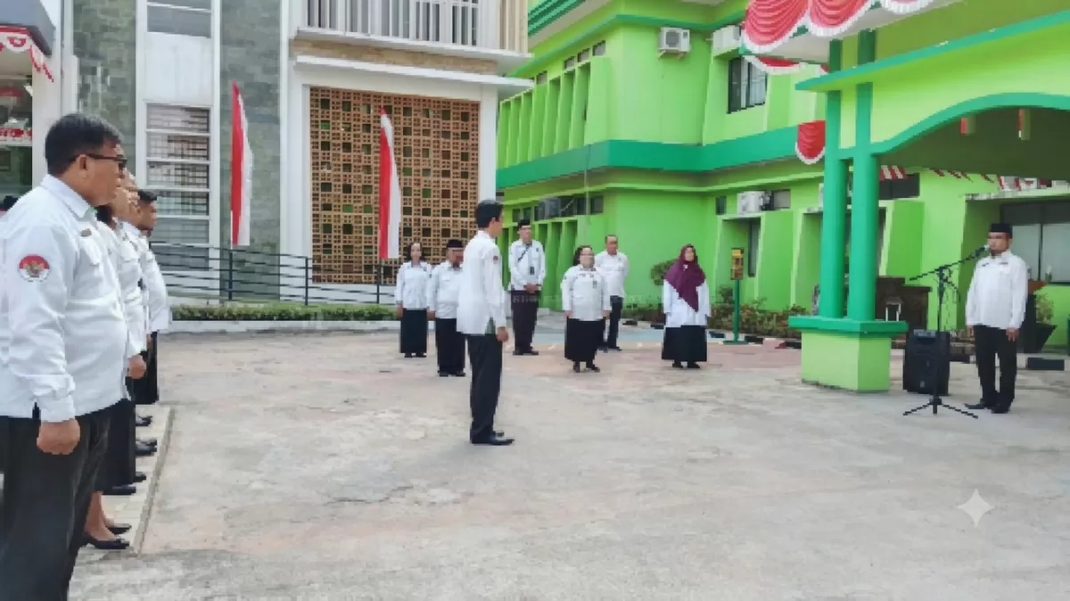 Apel pagi diikuti jajaran pejabat pengawas, pengawas madrasah, hingga staf pelaksana  dipimpin langsung oleh Kepala Subbagian Tata Usaha Kemenag Batam, Resdin Efendi Pasaribu. (Humas Kemenag Batam )