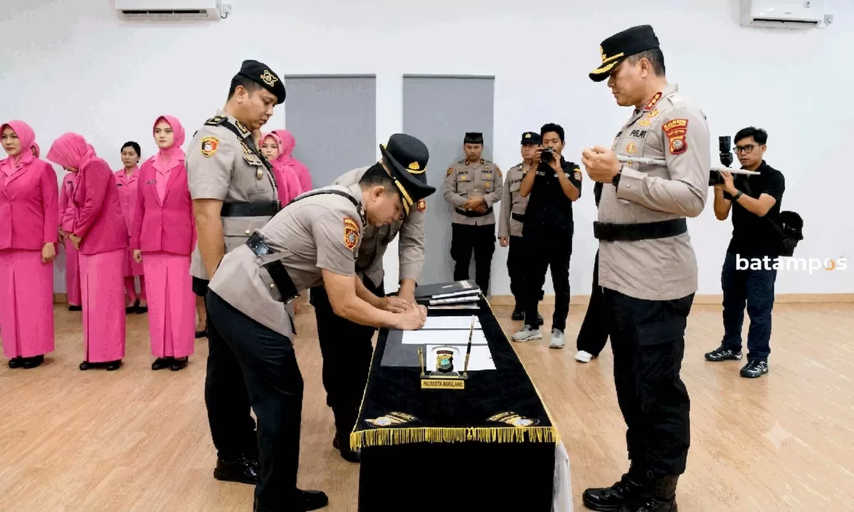 Dua pejabat utama dan empat Kapolsek jajaran resmi berganti melalui upacara serah terima jabatan (Sertijab) yang digelar di Rupatama Wicaksana Laghawa Lantai II Polresta Barelang. (Foto Ist )