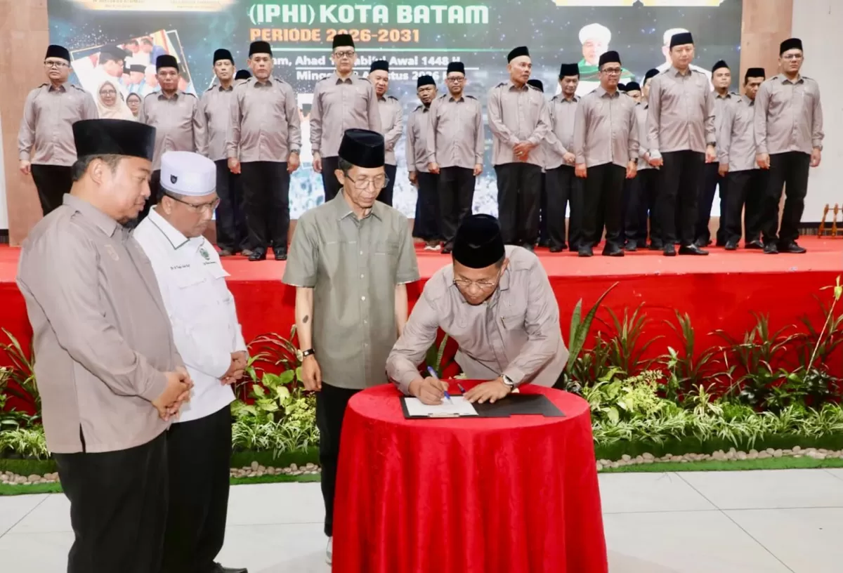Wali Kota Batam, Amsakar Achmad, menyaksikan penandatangan SK Pelantikan Ketua dan Pengurus IPHI Kota Batam di Golden Prawn, Bengkong, Minggu 23 Agustus 2026. (Humas Diskominfo Batam )
