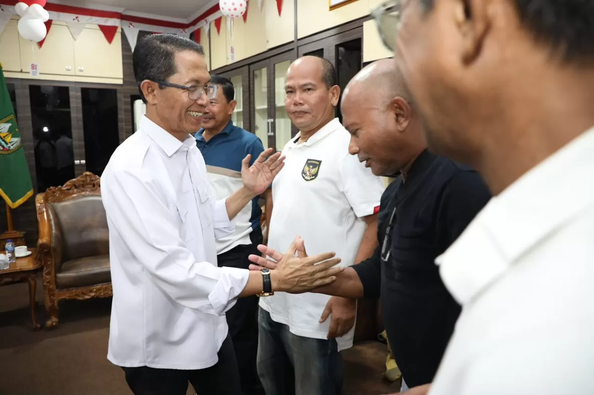 Wali Kota Batam, Amsakar Achmad, berbincang dengan mantan pemain timnas Indonesia, Oktovianus Maniani saat pertemuan di Kantor Wali Kota Batam, Senin 24 Agustus 2026. (Humas Diskominfo Batam )