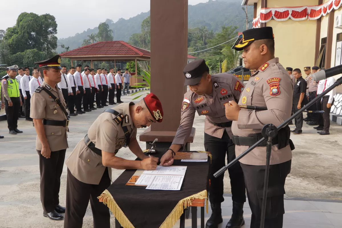 Serah terima Jabatan dipimpin Kapolres Kepulauan Anambas AKBP I Gusti Ngurah Agung Budianaloka, S.I.K., M.H. dan didampingi Wakapolres Kompol Shallahuddin, S.H., di Lapangan Apel Catur Prasetya, Anambas, Senin, 24 Agustus 2026. (Ropi Kahardi)