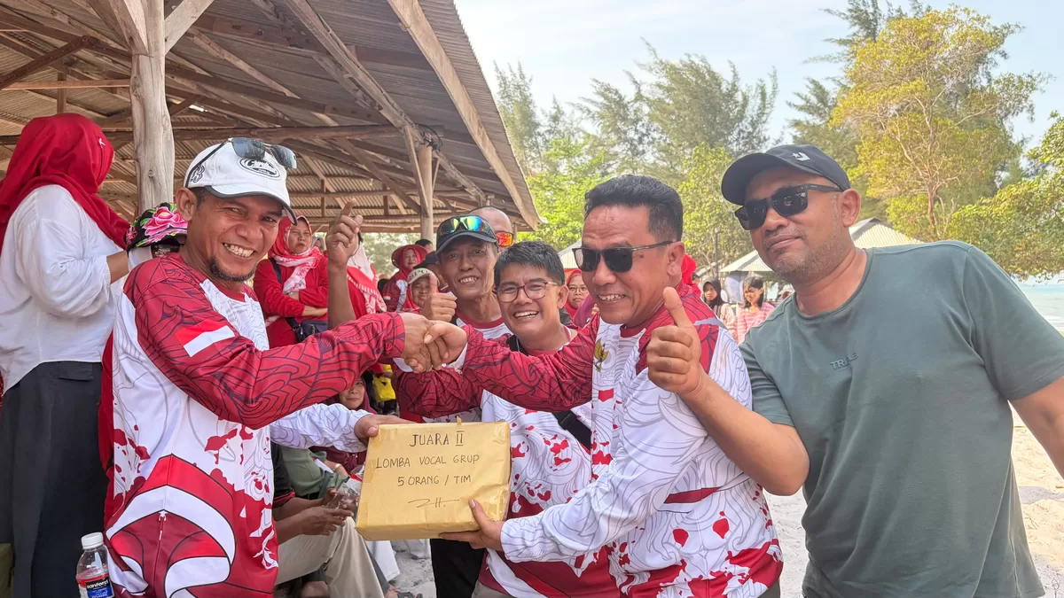 Ketua RW 14 Perumahan Putra Kelana Jaya, Erwin, saat memberikan hadiah lomba kepada pemenang, Minggu  23 Agustus 2026 (Mis ika)