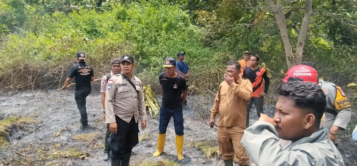 BPBD melalui TRC Kecamatan, Damkar bersama TNI, Polri dan warga langsung turun ke lokasi, Senin 24 Agustus 2026. (Ropi Kahardi )
