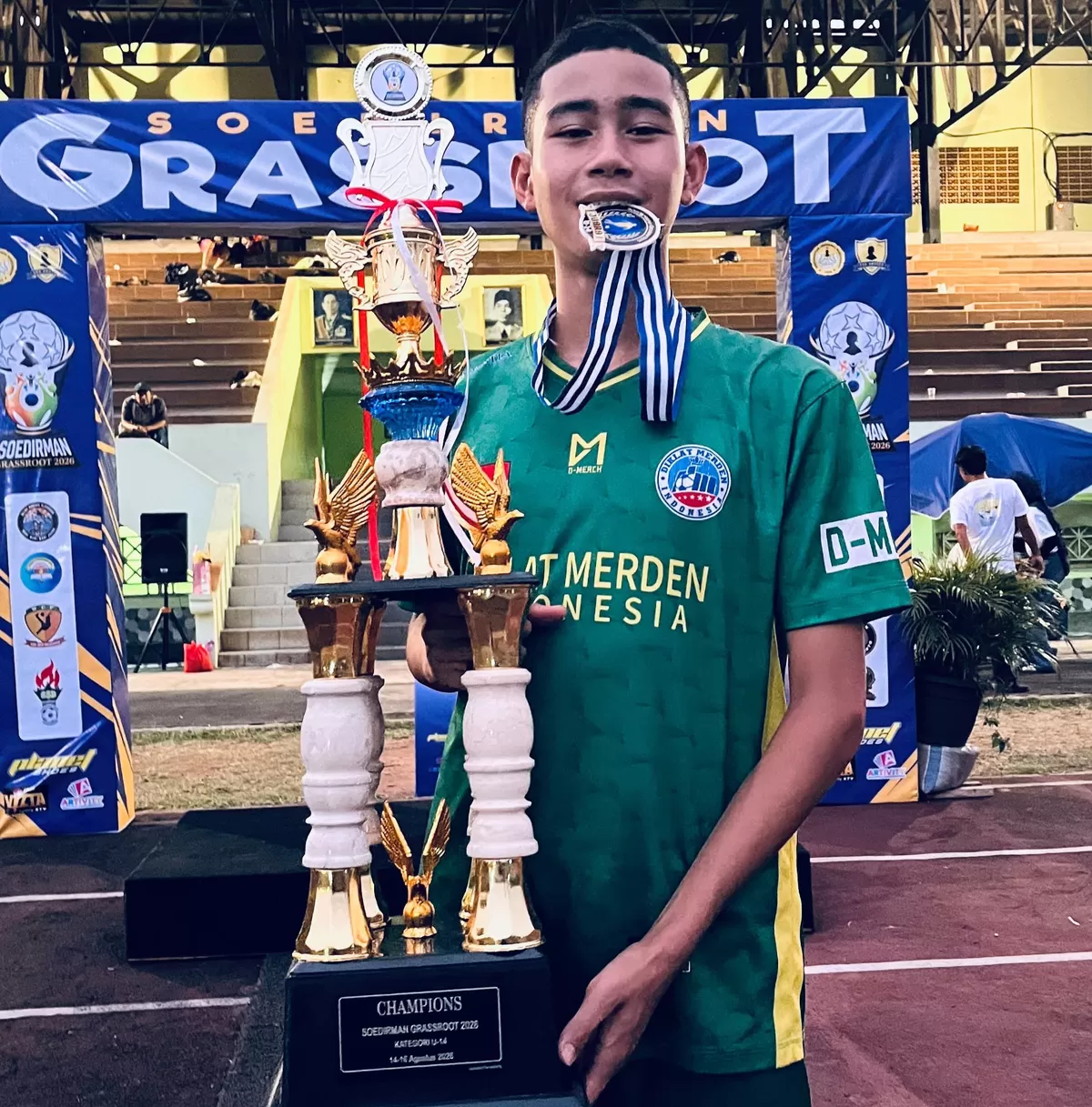 Zidan  usai pertandingan mendapat medali serta piala Champions, Grassroot Jawa Tengah KU-14 2026. (Foto Dok Ist)