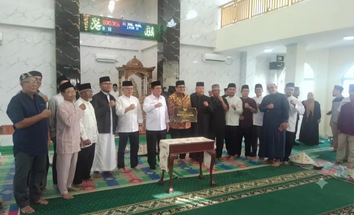 Gubernur Kepulauan Riau, Ansar Ahmad, bersama jajaran tokoh masyarakat dan pengurus masjid.  (Humas Kemenag Kepri )