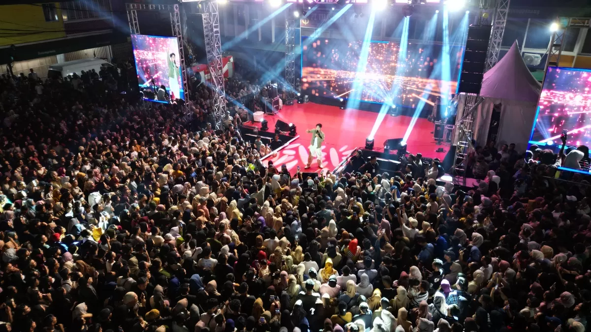 Lautan manusia dari berbagai penjuru Kepulauan Riau, menyaksikan langsung kemeriahan panggung Festival Kopi Merdeka, Tanjungpinang Minggu 23 Agustus malam. (Humas Diskominfo Batam )