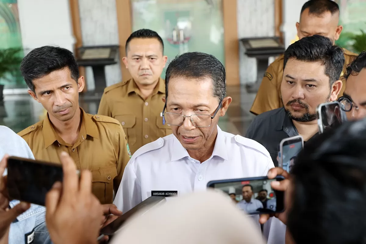 Wali Kota Batam, Amsakar Achmad, memberi keterangan kepada awak media, Senin 24 Agustus 2026. (Humas Diskominfo Kepri )