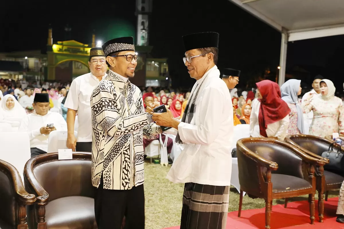 Wali Kota Batam, Amsakar Achmad, berbincang dengan Ustaz Wijayanto saat peringatan Maulid Nabi Muhammad SAW tingkat Kota Batam di Lapangan Bola Usman Harun, Tanjung Piayu, Sungai Beduk, Senin 24 Agustus 2026. (Humas Diskominfo Batam )