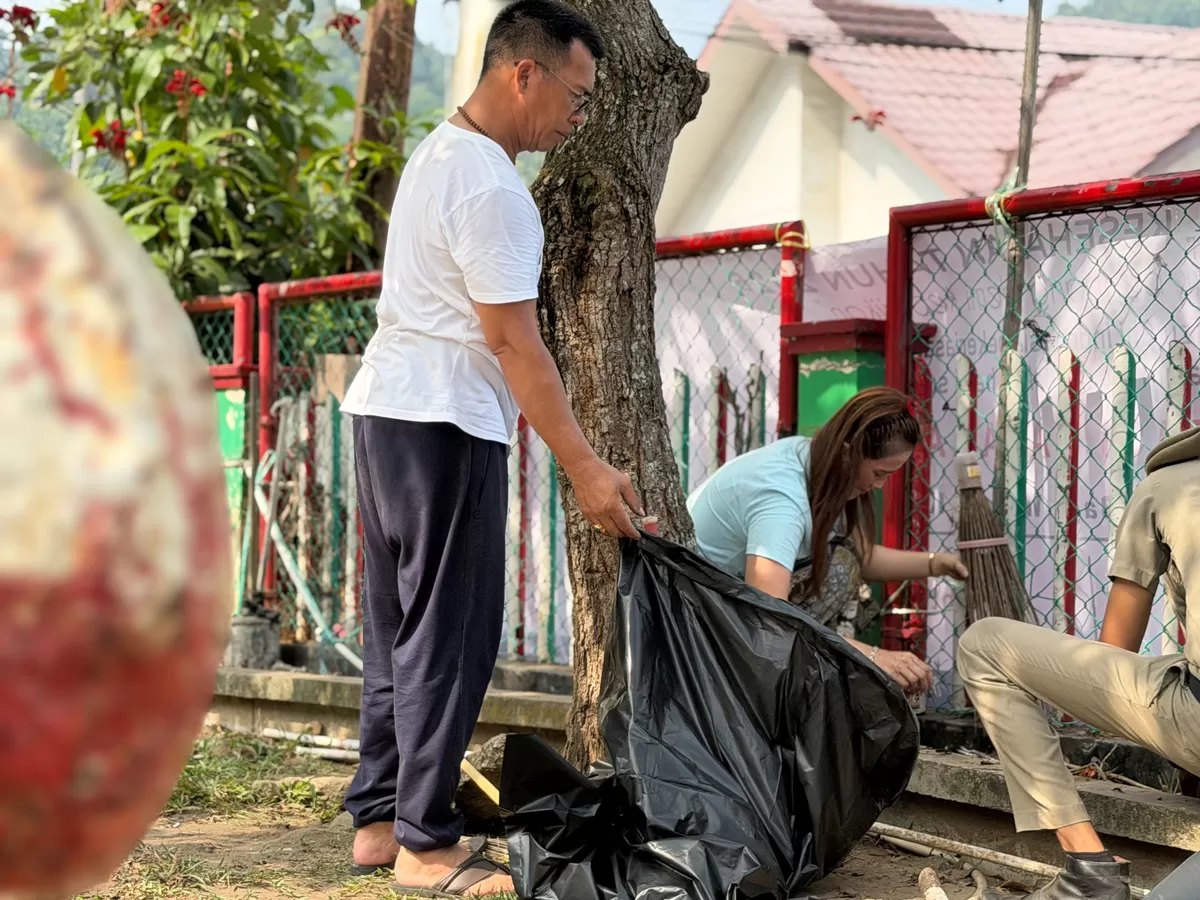 Bupati Anambas, Aneng turun  membersihkan area taman, kegiatan tersebut cerminan kepedulian terhadap kebersihan sekaligus bentuk nyata keteladanan dalam menjaga ruang publik, Selasa, 25 Agustus 2026, pagi. (Ropi Kahardi )