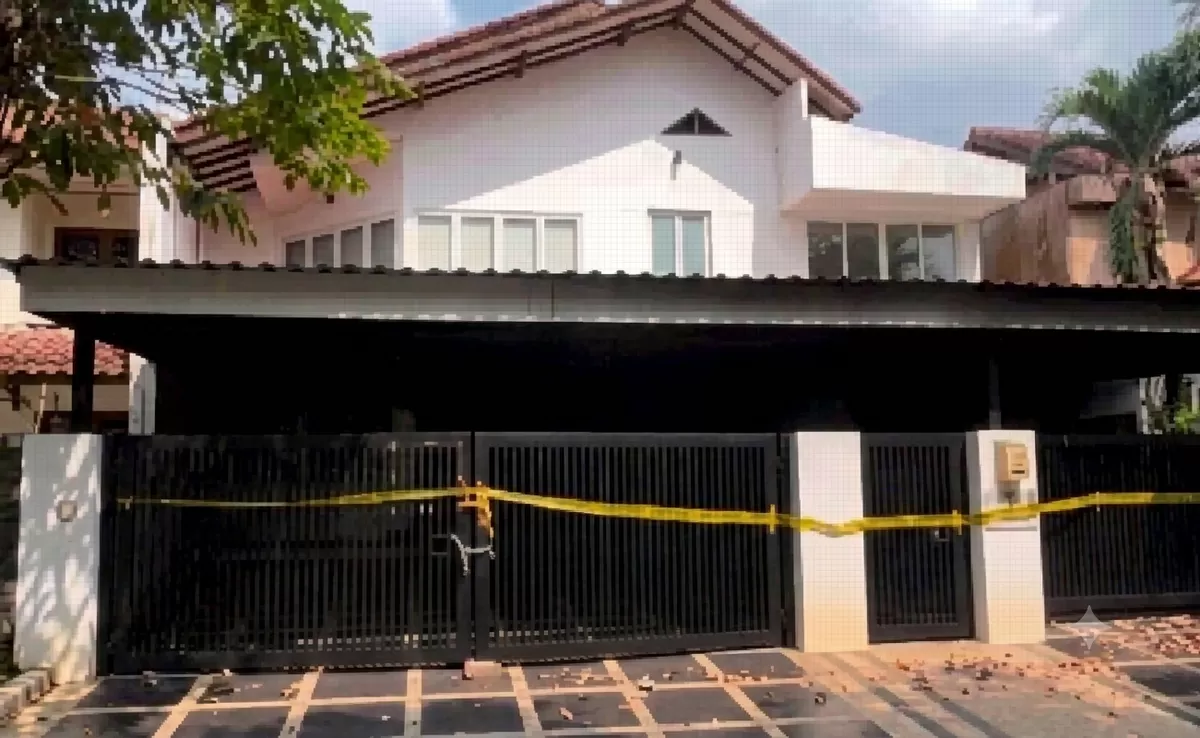 ​Penyitaan aset  merupakan hasil pengembangan dari penangkapan buronan kunci, Basri Lewaimang. (Muhammad Kamil )
